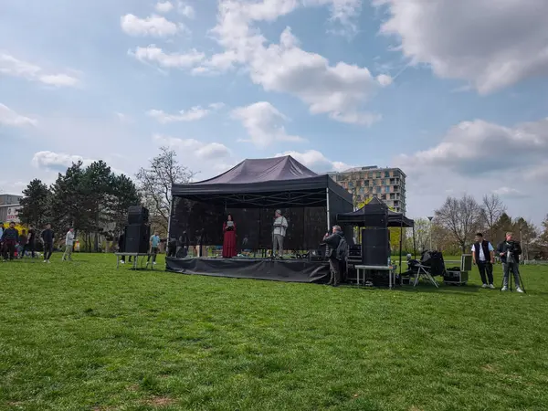 Prag, Çek Cumhuriyeti - 12 Nisan 2025: Kazak cemaati Prag Parkı 'nda bir araya gelerek geleneksel müzik, konuşma ve kültürel performanslarla kutlamalar yaptı.