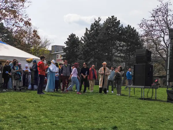 Prag, Çek Cumhuriyeti - 12 Nisan 2025: Kazak halkı Prag 'daki bir parkta müzik, dans ve kültür performanslarıyla geleneksel bir bayram kutluyor