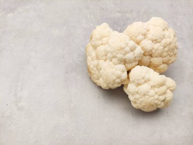 Çiğ karnabahar çiçeklerini kapayın, dokularını ve tazeliklerini vurgulayarak sebzeleri çorba yapmak için hazırlayın.