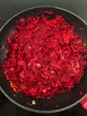 İnce dilimlenmiş sebzelerin koyu kırmızı renkleri sopa olmayan tavada kaynayıp baharatlarla harmanlanırken mis kokulu aromalar yayıyor. Borş çorbası için mutfakta sıcak ve davetkar bir atmosfer var.