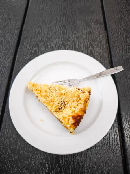 Bir çatal eşliğinde, beyaz bir tabakta sunulan kıtır kıtır kayısılı kek dilimi, tatlı sevenleri her kutlama ya da fırsat için mükemmel bir ziyafete davet ediyor. Boşluğu kopyala