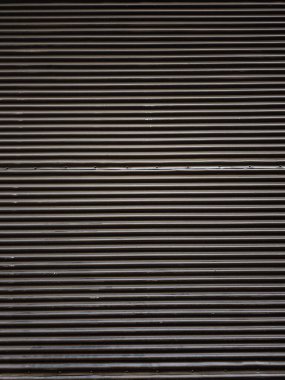 Koyu kıvrımlı metal deklanşör sanayi veya kentsel temalı projeler için ideal çarpıcı dokulu bir arka plan yaratır