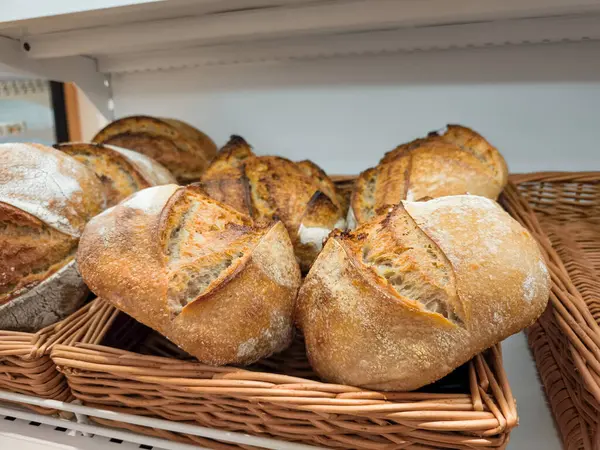 Hasır sepette dinlenen ekşi ekşi somunlar Prag 'daki bir fırında geleneksel pişirme tekniklerini sergiliyor.