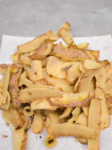 Patates kabuklarını soyduktan sonra kağıt havluyla kurutmak, gübrelemeye ya da öğütmeye hazırlanmak, mutfaktaki yiyecek atıklarının altını çizmek.