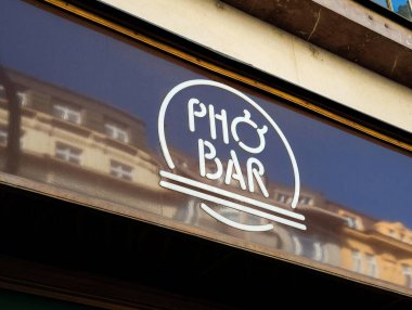 Prag, Çek Cumhuriyeti - 30 Nisan 2025: Prag, Czechia 'da geleneksel mimarisini yansıtan bir pho bar restoranına imza atmak