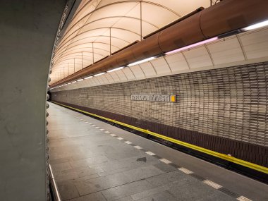 Prag, Çek Cumhuriyeti - 30 Nisan 2025: Karlovo namesti metro istasyonunun aydınlık tavanı ve fayanslı duvarı ile modern mimarisi, toplu taşımacılığın boşluğunu gösteriyor
