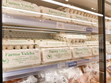 Prag, Çek Cumhuriyeti - 30 Nisan 2025: Vilgain Kartonlarca taze, serbest yumurta çiftlik valçasından düzgünce bir Prag süpermarketinin soğutulmuş rafına istiflenmiş, satın alınmaya hazır
