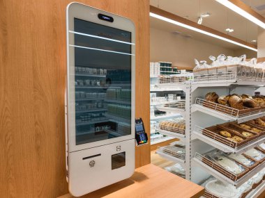 Prag, Çek Cumhuriyeti - 30 Nisan 2025: Vilgain Self servis çıkış büfesi, çağdaş bir fırındaki alımları düzene sokma, müşteri deneyimini ve Prag, Czechia 'daki verimliliği artırma