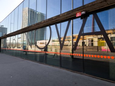 Prag, Çek Cumhuriyeti - 3 Nisan 2025: Prag 'da şehir mimarisi ve şehir manzarasını yansıtan Kolbenova metro istasyonunun cam cephesi, Çek Cumhuriyeti' nin yerleşim bölgesi AfiCity