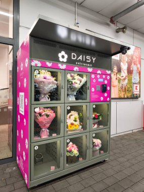 Prag, Çek Cumhuriyeti - 30 Nisan 2025: Prag, Czechia 'da çeşitli renkli buketlerin sergilendiği Daisy Çiçek dükkanı otomatı, çiçek hediyelerine uygun erişim olanağı sağlıyor