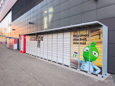Prag, Çek Cumhuriyeti - 3 Nisan 2025: Urban czech locaları alzabox dpd zasilkovna paket teslimatını düzenliyor, güvenli ve temas kurulamayan çözümler sunuyor Prag 'da Fenix alışveriş merkezi yakınlarındaki çağdaş şehir sakinleri için