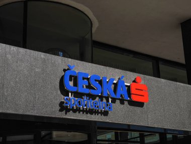 Prag, Çek Cumhuriyeti - 30 Nisan 2025: Ceska sporitelna banka logosu Prag, Czech cumhuriyetindeki bir binanın üzerinde parlıyor, bankanın kentteki varlığını temsil ediyor