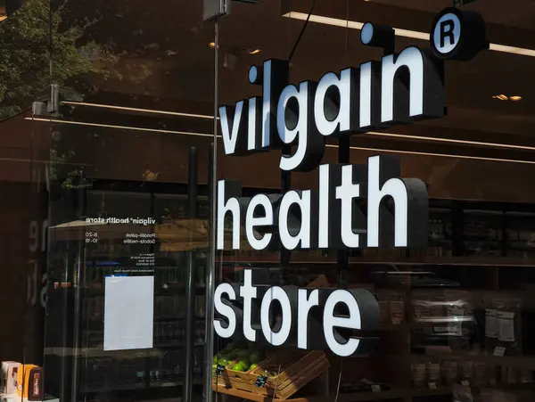 Prag, Çek Cumhuriyeti - 30 Nisan 2025: Vilgain Large, Prag, Czechia 'da markasını ve logosunu gösteren bir sağlık mağazasının işaretini aydınlattı