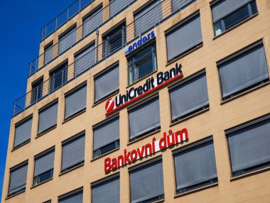 Prag, Çek Cumhuriyeti - 30 Nisan 2025: Prag, Czechia 'daki UniCredit banka binası, çağdaş mimarinin sergilenmesi ve açık mavi gökyüzüne karşı mali istikrarın yansıtılması