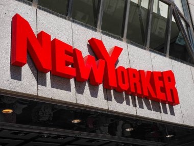 Prag, Çek Cumhuriyeti - 30 Nisan 2025: Prag, Czech cumhuriyetindeki bir binayı süsleyen, güneş ışığını yakalayan ve çarpıcı yansımalar yaratan kırmızı New Yorker logosu