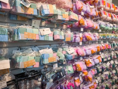 Prag, Çek Cumhuriyeti - 30 Nisan 2025: Uçan kaplan çeşitliliği renkli banyo ürünleri ve Prag, Çek Cumhuriyeti 'ndeki bir mağazada raflarda sergilenen hediye kutuları müşterilere geniş bir seçenek sunuyor