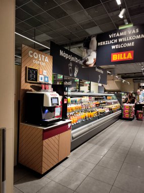 Prag, Çek Cumhuriyeti - 30 Nisan 2025: Kosta Kahve Makinesi ve Billa süpermarketinde sergilenen soğuk içecekler müşterilere çeşitli içecekler sundu