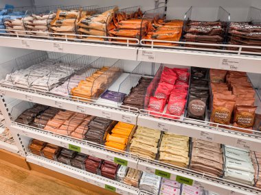 Prag, Çek Cumhuriyeti - 30 Nisan 2025: Vilgain Rafları çeşitli protein çubukları ve kurabiyelerle dolu, Prag 'daki bir süpermarkette sağlık bilinci olan tüketiciler için geniş bir seçenek sunuyor