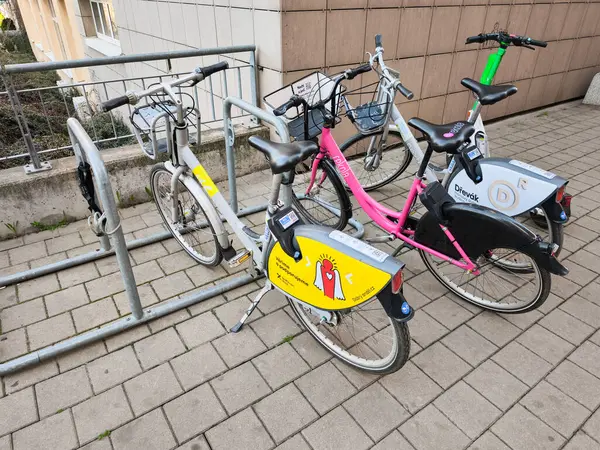 Prag, Çek Cumhuriyeti - 3 Nisan 2025: Prag, Czechia 'da kaldırıma park etmiş renkli ortak motosikletler, sürdürülebilir şehir ulaşımını teşvik etmek ve Fenix alışveriş merkezi yakınlarındaki çevre dostu iş seyahatleri