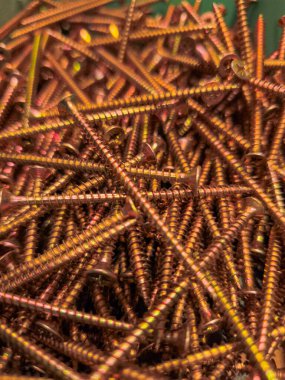 Çok sayıda bakır vidaları kapatılarak ahşap işçiliği, metal işçiliği veya genel inşaat projeleri için ideal bir yapı oluşturulmuştur.