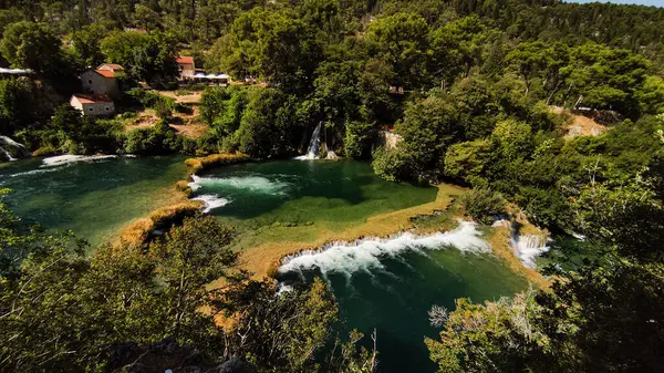 Krka Ulusal Parkı 'nın nefes kesen hava manzarası çarpıcı şelaleleri canlı yeşil bitki örtüsünün içinde çağlayarak muhteşem bir yaz manzarası yaratıyor.