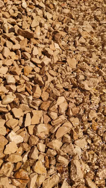 Şeffaf su yumuşak çakıl taşlarının üzerinde yavaşça akıyor ve güneşli bir yaz gününde Hırvatistan 'da büyüleyici bir manzara yaratıyor.