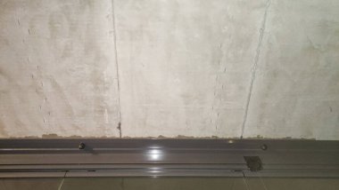 Prefabrik beton tavan panellerini kapatın. İnşaat izleri ve metal korkuluklar görünüyor. Prag 'da modern bir binada olması muhtemel.