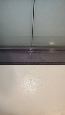 Prag 'daki bir apartmanın pencere camında biriken su damlacıkları yüksek nem ve olası havalandırma sorunlarını gösteriyor.