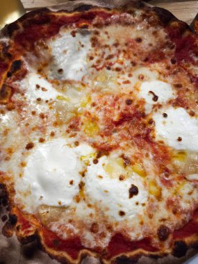 Ağzını sulandıran peynirli pizza, kıtır kıtır, domates sosu ve mükemmel erimiş peynir, İtalyan mutfağının özünü yansıtıyor.