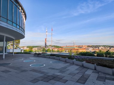 Prag, Çek Cumhuriyeti - 6 Mayıs 2025: Modern mimari Prag, Czechia 'da bir binanın teras Letna Parkı' ndan nefes kesici bir manzara sunarak manzaralı şehir manzarasıyla buluşuyor