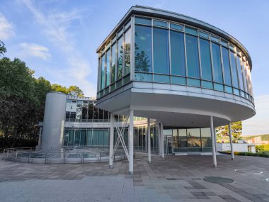 Prag, Çek Cumhuriyeti - 6 Mayıs 2025: Prag 'da Letna Park' ı şereflendiren modern mimari, gün batımında parlak cam cephelerine yansıyan çarpıcı bir şehir manzarası sergiliyor