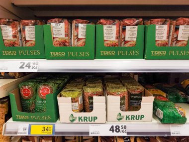Prag, Çek Cumhuriyeti - 6 Mayıs 2025: Karabuğday Groat paketleri tesco süpermarket czechia 'da raflarda duruyor, çeşitli marka ve fiyat noktaları sergiliyorlar