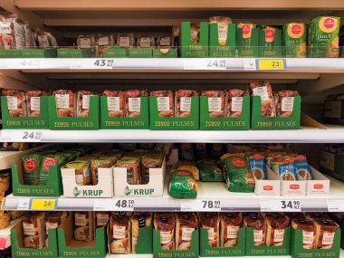 Prag, Çek Cumhuriyeti - 6 Mayıs 2025: Çeşitli tahıl ve puls paketleri bir tesco süpermarketinde çeşitli sağlıklı gıda seçenekleri sunan raflarda duruyor