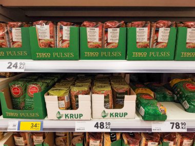 Prag, Çek Cumhuriyeti - 6 Mayıs 2025: Karabuğday ve diğer tahıllar Tesco süpermarketinde raflarda sergileniyor