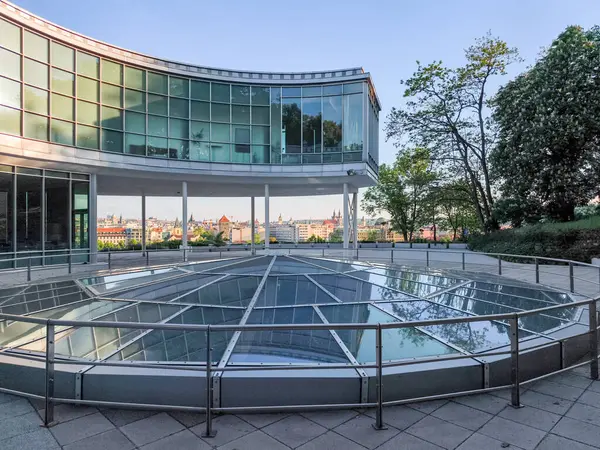 Prag, Çek Cumhuriyeti - 6 Mayıs 2025: Gündoğumunda Letna Parkı 'nda Prag, Czech Cumhuriyeti' nin manzarasına tepeden bakan dairesel camdan çatı penceresi olan modern cam bina