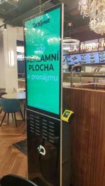Prag, Çek Cumhuriyeti - 11 Eylül 2024: Prag 'daki modern bir restoran ortamında dijital büfe dobijmat