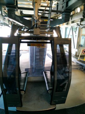 Pec pod Snezkou, Çek Cumhuriyeti - 31 Ağustos 2019: Ağustosta Czech Cumhuriyeti 'nde Mala upa, Czech Republic' te yolcuların sinzka Dağı 'na uçmasını bekleyen boş bir teleferik kulübesinin görüntüsü