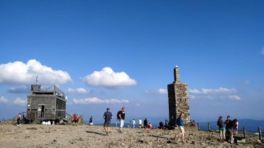 Pec pod Snezkou, Çek Cumhuriyeti - 31 Ağustos 2019: Czech cumhuriyetinin en yüksek zirvesi olan snezka 'nın panoramik manzarasının tadını çıkaran turistler, Ağustos ayının güneşli bir gününde