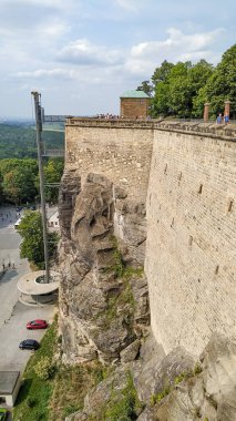 Festung Konigstein, Saksonya, Almanya - 24 Ağustos 2019: Saxon İsviçre Milli Parkı 'nın ünlü bir simgesi olan tarihi Konigstein kalesinin panoramik manzarasının tadını çıkaran turistler