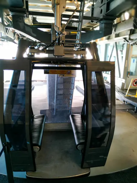 Pec pod Snezkou, Çek Cumhuriyeti - 31 Ağustos 2019: Ağustosta Czech Cumhuriyeti 'nde Mala upa, Czech Republic' te yolcuların sinzka Dağı 'na uçmasını bekleyen boş bir teleferik kulübesinin görüntüsü