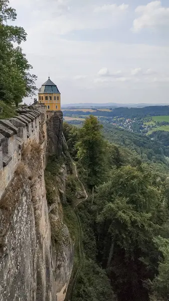 Festung Konigstein, Saksonya, Almanya - 24 Ağustos 2019: Tarihi Konigstein kalesi elbe vadisi ve çevresindeki kırsal alanlara nefes kesici manzaralar sunarak dünyaya hakim oldu