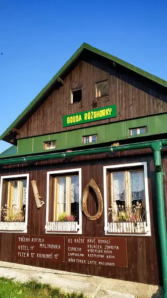 Pec pod Snezkou, Çek Cumhuriyeti - 31 Ağustos 2019: Geleneksel ahşap dağ kulübesi, Bouda ruzohorky, Çek Cumhuriyeti 'ndeki snezka dağında serinletici içecekler sunuyor.