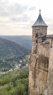 Festung Konigstein, Saksonya, Almanya - 24 Ağustos 2019: Konigstein kalesindeki bir kulenin manzarası, elf vadisine bakan tarihi bir tepe, Sakson İsviçre, Almanya