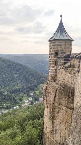 Festung Konigstein, Saksonya, Almanya - 24 Ağustos 2019: Konigstein kalesindeki bir kulenin manzarası, elf vadisine bakan tarihi bir tepe, Sakson İsviçre, Almanya
