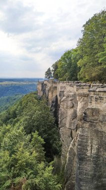Festung Konigstein, Saksonya, Almanya - 24 Ağustos 2019: Konigstein kalesinin görkemli duvarları nefes kesen bir manzara üzerinde yükseliyor, bölgenin zengin tarihi ve doğal güzelliğini gözler önüne seriyor