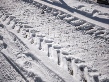 Lastik izleri, Aosta, İtalya 'da yeni yağan karların içinde serin bir kasım günü olan Frazionne Lillaz' ın ruhunu yansıtıyor.