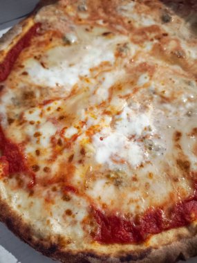 Erimiş peynir ve zengin domates sosuyla kaplanmış taze pişmiş pizzanın aosta, İtalya 'da mükemmel bir altın kabuğu sergiliyor.