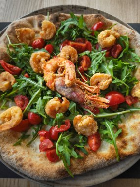 Taze roka, sulu karides, kiraz domatesleri ve çıtır çıtır İtalyan mutfağının özünü aosta içinde yakalayan lezzetli pizzalar.