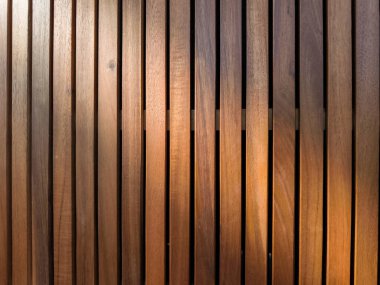 Dokulu bir yüzey oluşturarak, paralel tahta levhalar ışık ve gölgenin büyüleyici bir etkileşimini oluşturarak, derinlik kopyalama alanı ile genel tasarımı geliştirir.