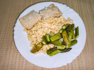 Prag 'ın mutfak sahnesinde ızgara tavuk göğsü ve kızarmış kuşkonmazla tamamlanmış kremalı makarna ile dengeli ve lezzetli bir yemek sunacağız.